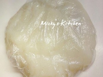 step2: 出爐後，將麵團刮出，放上微波爐保鮮紙，然後包裹好表面（避免風乾），攤凍。