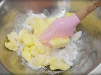 step1: 將奶油稍微軟化後加入糖粉用刮刀拌勻~~ 攪拌至顏色泛白!!!