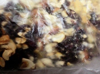 step2: 堅果放在塑膠袋裡拍碎備用