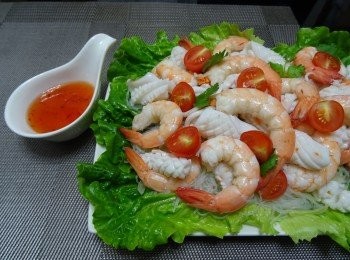 step5: -取出蝦和魷魚， 用2湯匙汁料撈勻，舖在粉絲上，再放上車厘茄及芫茜   /   餘下的汁料可作佐食用。