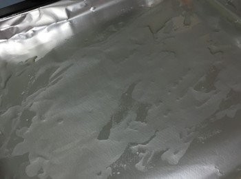 step3: 在焗盆上鋪上錫紙或牛油紙，掃上一層橄欖油