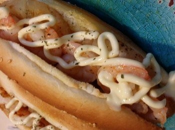 step3: 熱狗包加入二塊菠蘿片，再放上6隻蝦仁。
唧上千島沙律酱或日式沙律酱，再均勻灑上紫菜碎便完成啦！