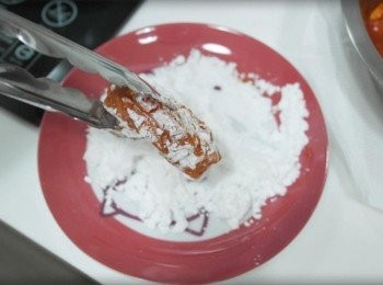 step6: 將雞肉裹上片栗粉~~