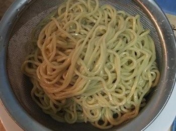 step3: 起鍋濾掉水,並用流動的水沖洗後瀝乾，加入適量的香油拌勻備用。 註：其實台式涼麵的麵也是這樣煮的，只不過沖麵的水需要用可飲用的水。