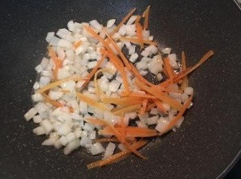 step7: 炒鍋入少許油炒香洋蔥丁後再接著炒紅蘿蔔絲。