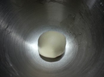 step2: 將搓滑的粉糰用布蓋面,待麵糰休息30分鐘