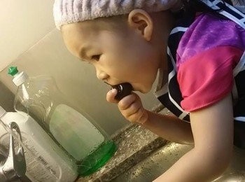 step2: 跟著洗水果, 不過洗洗下車厘子偷食