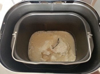 step1: 所有材料(除牛油外)放進麵包機攪拌成麵糰