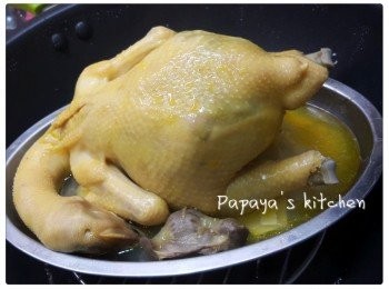 step1: 將雞洗乾淨，去除內臟，抹乾後，雞身內外都用粗鹽醃，醃過夜，或最少醃4小時先比較入味，將拍過嘅蔥蒜薑放入雞身裡面，水滾後，大火蒸雞18至20分鐘，熄火，繼續用蓋焗住10分鐘（我呢隻雞大約一斤幾重，用左18分鐘^^）