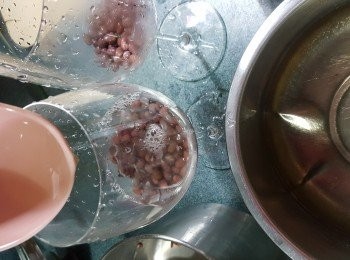 step8: 如做紅豆冰飲品:將適量煮淋的紅豆裝入杯內