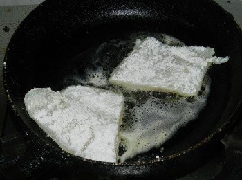 step4: 起一油鍋，將沾麵粉的魴魚下鍋煎金黃