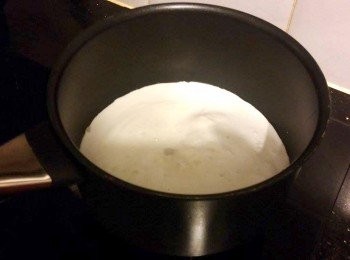 step2: 預備一個煲, 加入椰漿和調味料, 用慢火煮至出現氣泡, 即熄火. 放涼備用.