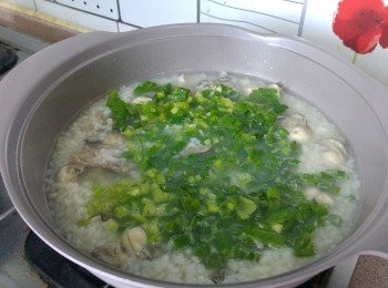 step4: 煮滾雞湯，下飯和蠔仔煮至滾起， 下適量蔥，唐芹，芫茜便完成