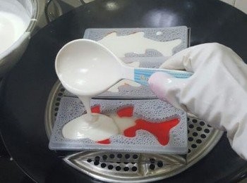 step9: 最後加入白色粉漿至全滿，大火蒸10-12分鐘即成，取出待1分鐘後脫模