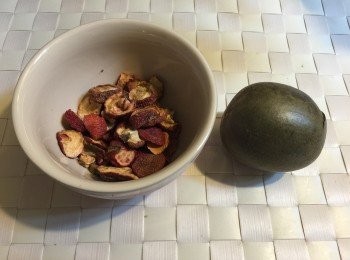 step1: 洗乾淨所有材料，羅漢果整散佢，水滾落材料大滾5分鐘後轉中細火煲25分鐘就完成