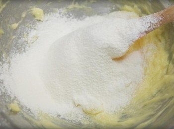 step3: 倒入過篩的麵粉及起士粉~~ 以不規則的方向拌勻成麵糰!!!