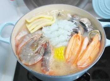 step4: 高麗菜比較軟後放入喜愛的火鍋料和海鮮:) 等熟了就完成囉&gt;///