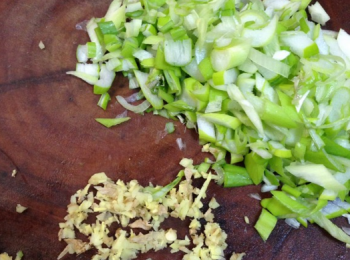 step1: 薑蔥切末。