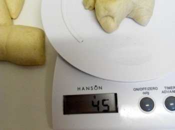 step2: 麵團進行一次發酵後，排氣，分隔成18等份。休面15分鐘
