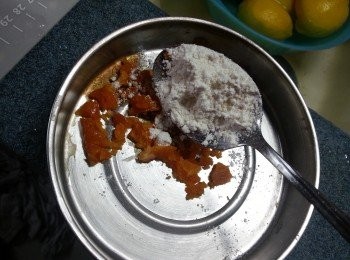 step15: 於蒸糕時做舖面裝飾:將已經整熟灘凍的咸蛋黃壓碎,加入2湯匙底筋麵粉,加約1湯匙水拌勻,搓成咸蛋黃麵糰