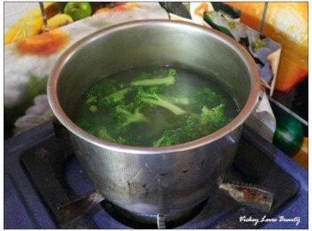 step5: 綠花椰可在煮沸的水中加入適量的鹽巴，以汆燙的方式水煮，之後再撈起瀝乾備用