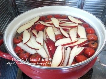 step3: 煲內放入山楂及蘋果片 , 加入適量水