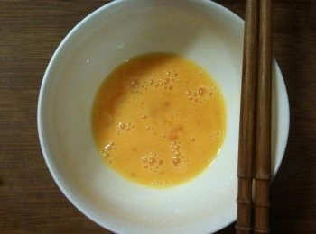 step1: 生雞蛋打散備用（生雞蛋是天然的保護膜。將生雞蛋混入<span class="group_3"><span class="group_4">醃料</span></span>，可使雞肉鮮嫰多汁、不乾柴）。