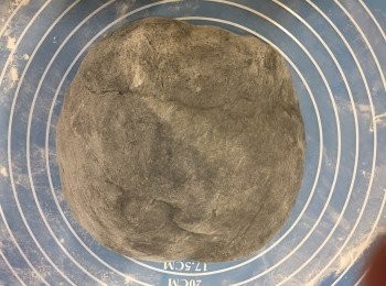 step1: 將麵糰材料放進麵包機來製作麵糰（芝士片除外），需時大約一小時。拿出來後放點粉在面。