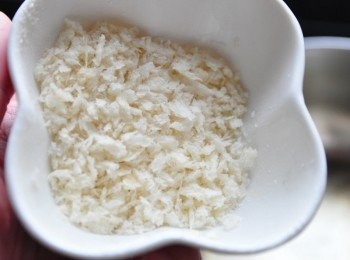 step6: 另外再準備2大匙麵包粉下鍋酥炸至酥黃撈起備用