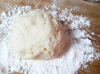 step5: 把麵糰放到已撒上低粉的砧板上