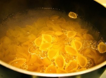 step3: 開一鍋水，下一點鹽，水滾放入蜆殼粉，按包裝指示的時間煮少一分鐘。