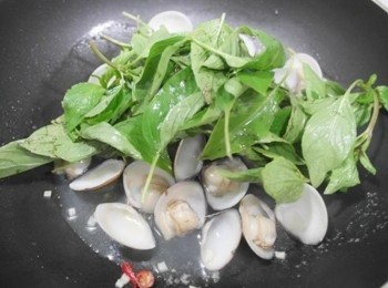 step3: 蛤蠣開後開蓋加入九層塔拌炒一下即完成囉^^