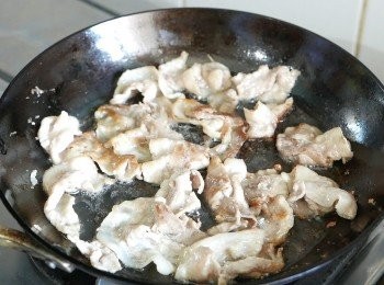 step4: 以中大火燒熱油，下豬腩片炒至金黃色，盛起備用。