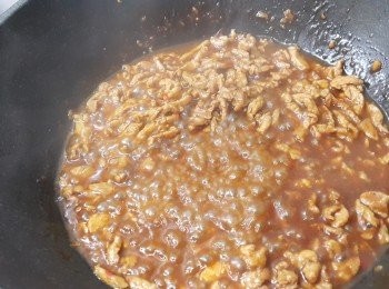 step2: 熱油鑊，下蒜蓉爆香，下肉炒至轉色

加入海鮮醬及辣豆瓣醬，快炒

把餘下汁料撈勻，倒入鑊內，滾後轉中小火冚蓋煮十分鐘，途中留意會否燶或痴底