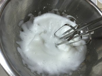step2: 旦白打至粗泡沫後加入糖A打至幼泡沫