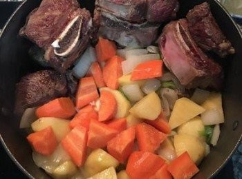 step7: 再放入紅蘿蔔拌炒；