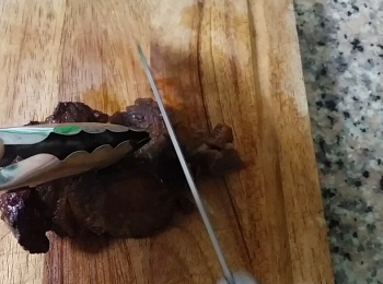 step4: 取出叉燒靜置15分鐘讓其吸收焗汁，切片。
Take out the barbecued pork and wait for15 minutes to absorb the sauce.  Slice.