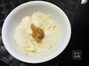 step3: 隔天之後把苦水倒掉,接著放入味增一湯匙及一小匙的冰糖充分混合...
充分混合之後繼續蓋回保鮮膜並壓上重物,放入冰箱冷藏靜置隔天
隔天從冰箱取出後,一樣把苦水再次倒掉,切上一些許的蔥花就可以食用了~
