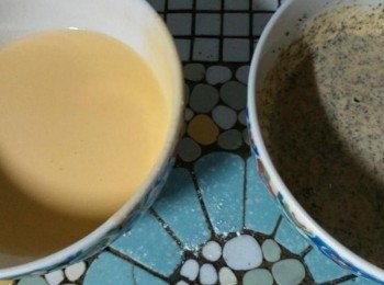 step5: 將蛋黃糊過篩，再均分成兩份，其中一份加入芝麻粉，拌勻（即完成雙色蛋黃糊）
