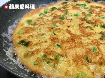 step6: 取出醃料，打入2顆蛋拌勻，加葱花拌勻，放入鍋中，開中火，煎到兩面金黃，【你蒜那根葱蛋蛋】完成。