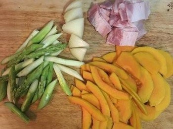 step3: 蘆筍斜切成段；洋蔥切大塊；南瓜切略薄的片狀；培根切與洋蔥差不多大小的。