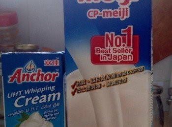 step2: 然後把牛奶煮熱下糖，至糖煮溶便可，不用煮滾。