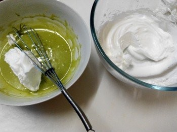 step8: 混合<span class="group_2">蛋白霜</span>與蛋黃糊：先將1/3的<span class="group_2">蛋白霜</span>倒入蛋黃糊混合均勻。