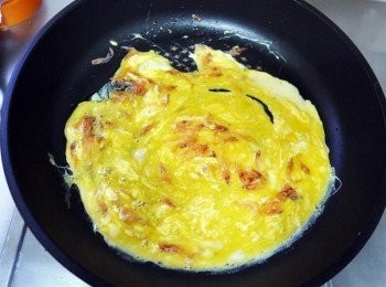 step2: 下蛋液與櫻花蝦一起快速攪拌成滑蛋樣，