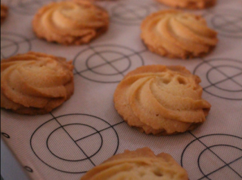 step9: 把曲奇送入預熱200度的烤箱内烤5分鐘，調低溫度到180度，烤13-18分鐘至金黃色，出爐放涼即可。