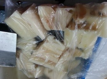 step3: 蓮藕去皮洗淨切段,用食物袋裝起,用菜刀拍散