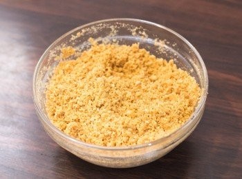 step1: <span class="group_1">批底</span>消化餅入保鮮袋內打碎成沙狀，加入牛油溶液拌勻