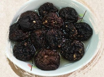 step1: 香菇泡水備用。