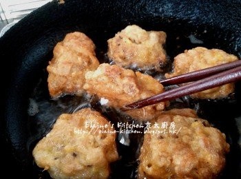 step13: 炸個款靜待10分鐘後再放入鑊中用中火慢慢煎炸至兩面金黃色