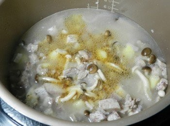 step6: 加入3杯半的水與1大匙和風醬油